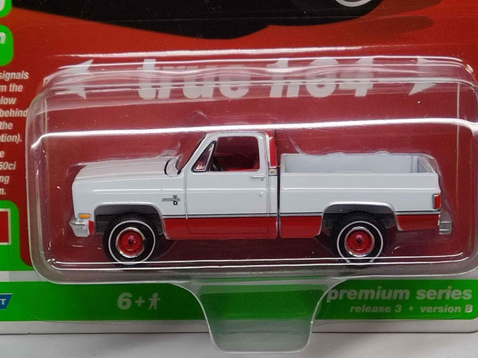 Auto World #64322 Muscle Truck Series 1983 Chevy Silverado 10 Fleetside TIRE DAMAGED