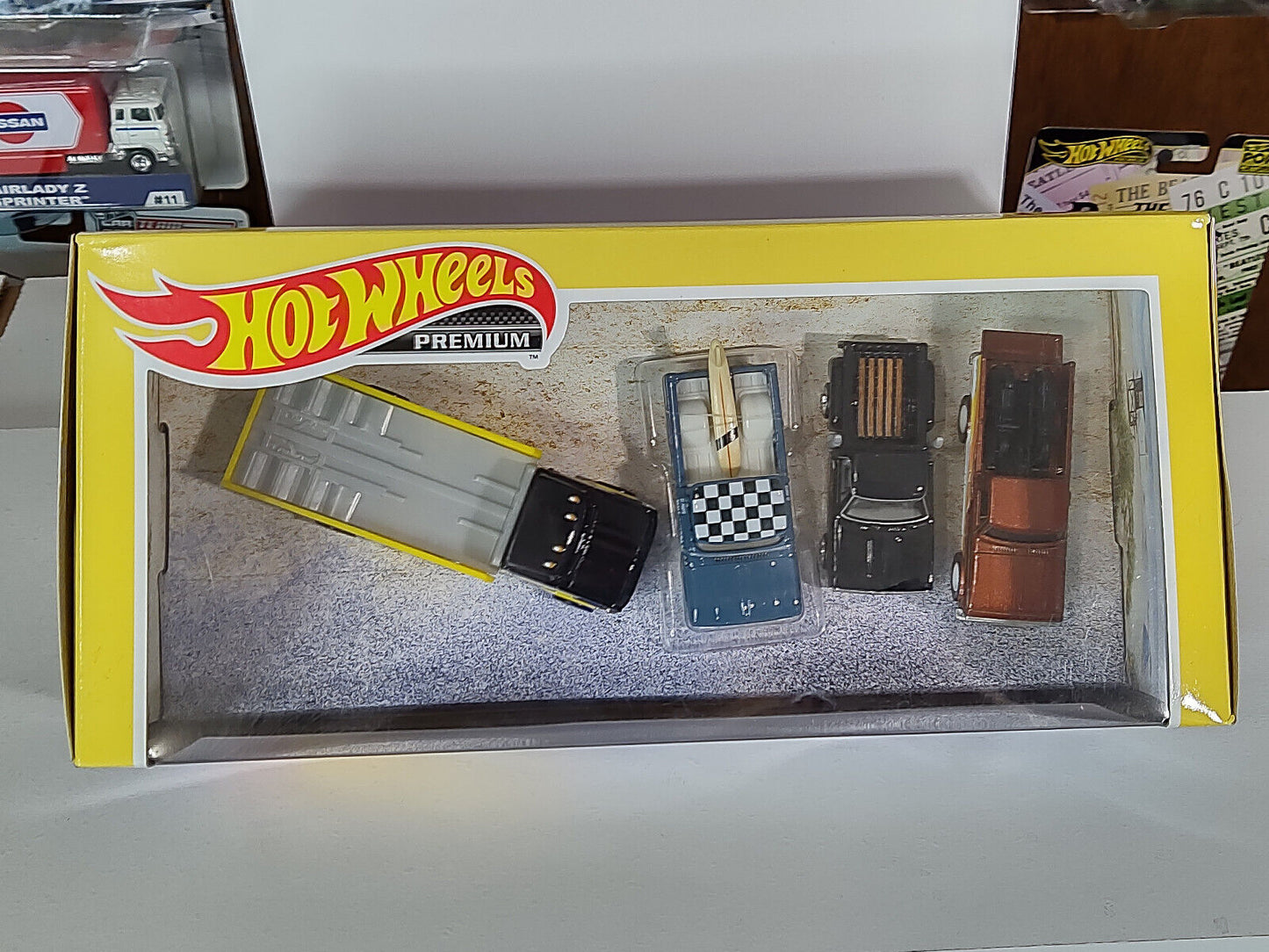 Hot Wheels HCP99 Horizon Haulers 4 Car Box Set SIDE CRUSHED IN/WRINKLED & CREASE