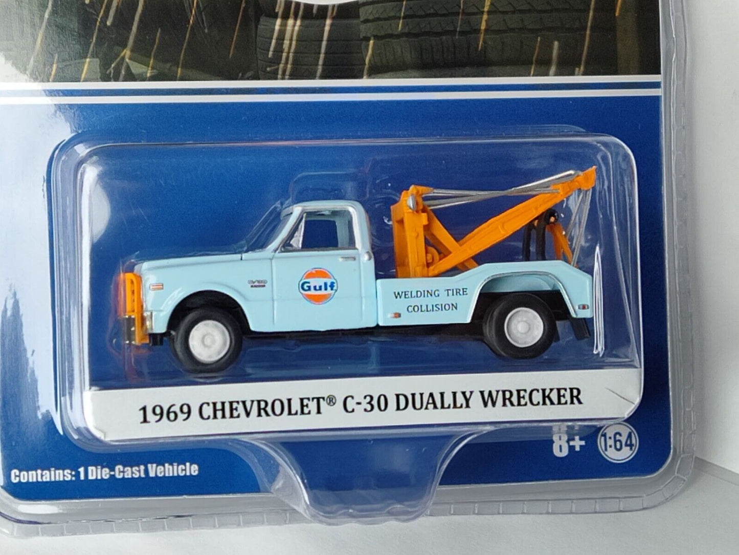 Greenlight GULF 1969 Chevy C-30 Dually Wrecker. Non functionaling wrecker