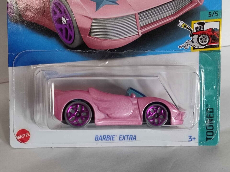 Hot Wheels #134 ML  TOOND Series #5 BARBIE Extra CENTER CARD CREASED (Loc U)