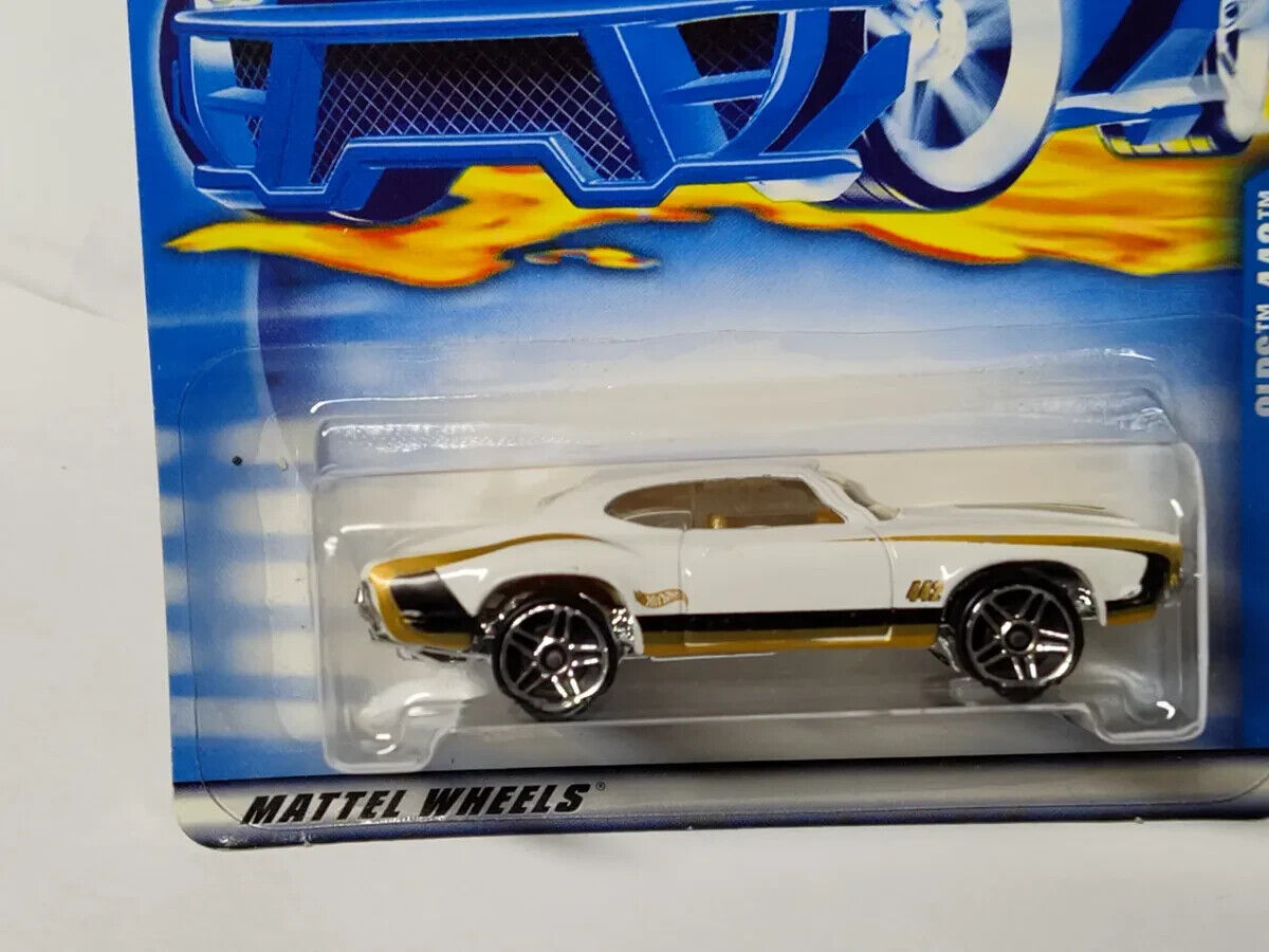 Hot Wheels 2000 #242 Olds 442 INDENTATION ON CARD AT CENTER CARD VARIAT (Loc A)