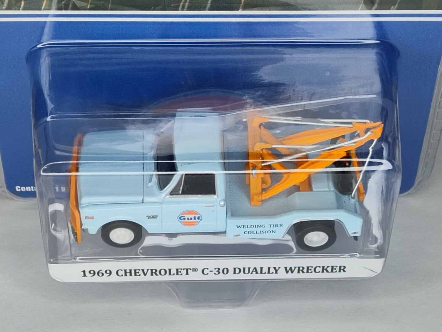 Greenlight GULF 1969 Chevy C-30 Dually Wrecker. Non functionaling wrecker