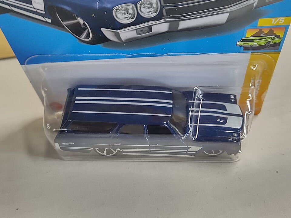 Hot Wheels #111 ML Wagons Series #1 '70 Chevelle SS Wagon CARD CREASED (Loc B)