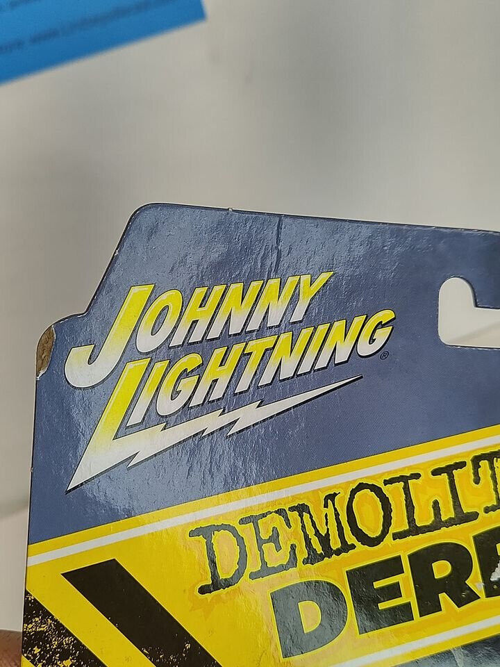 Johnny Lightning JLSF022 Demolition Derby Series 1965 Chevy Tow Truck CRD BD SHP