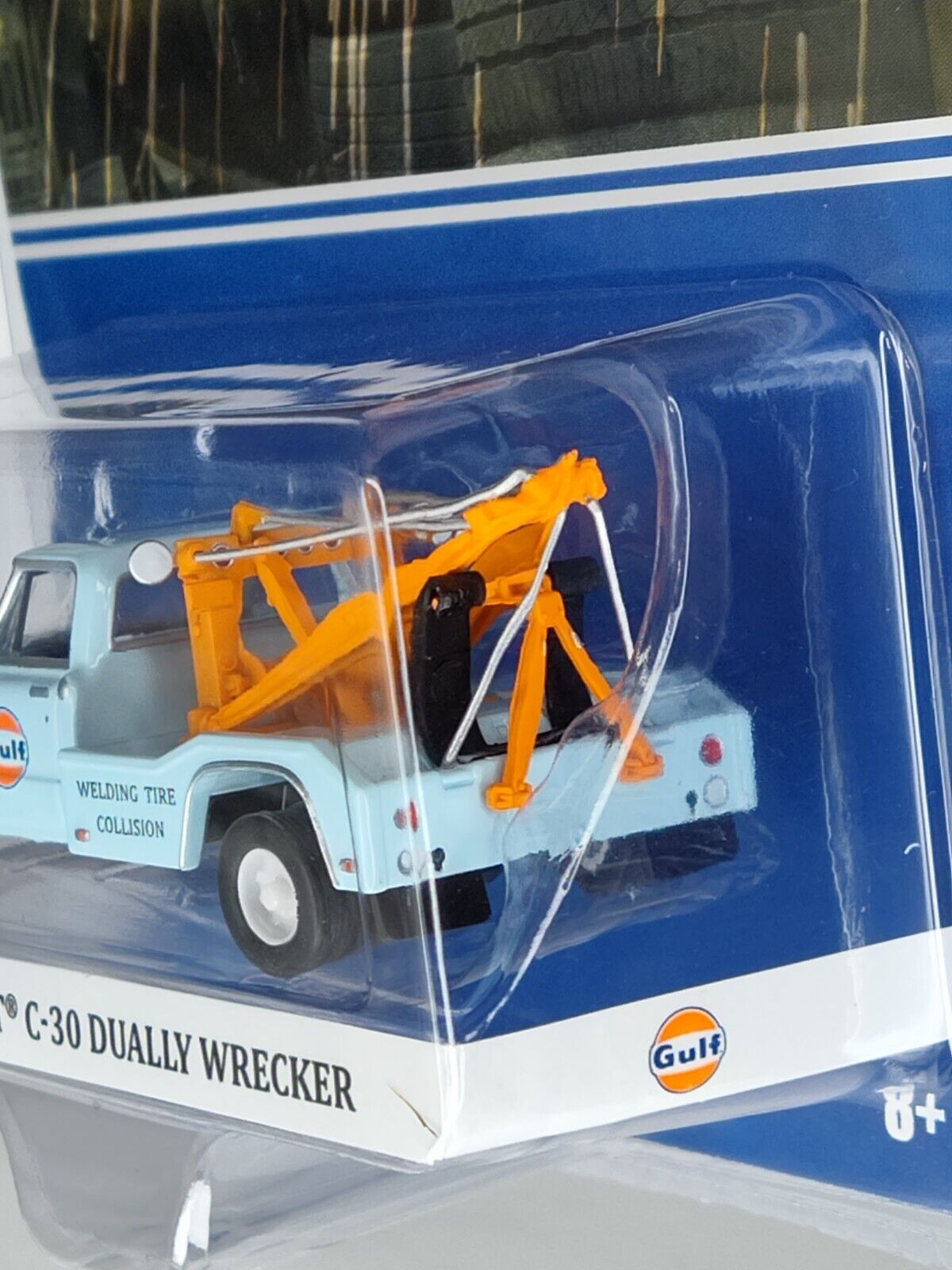 Greenlight GULF 1969 Chevy C-30 Dually Wrecker. Non functionaling wrecker